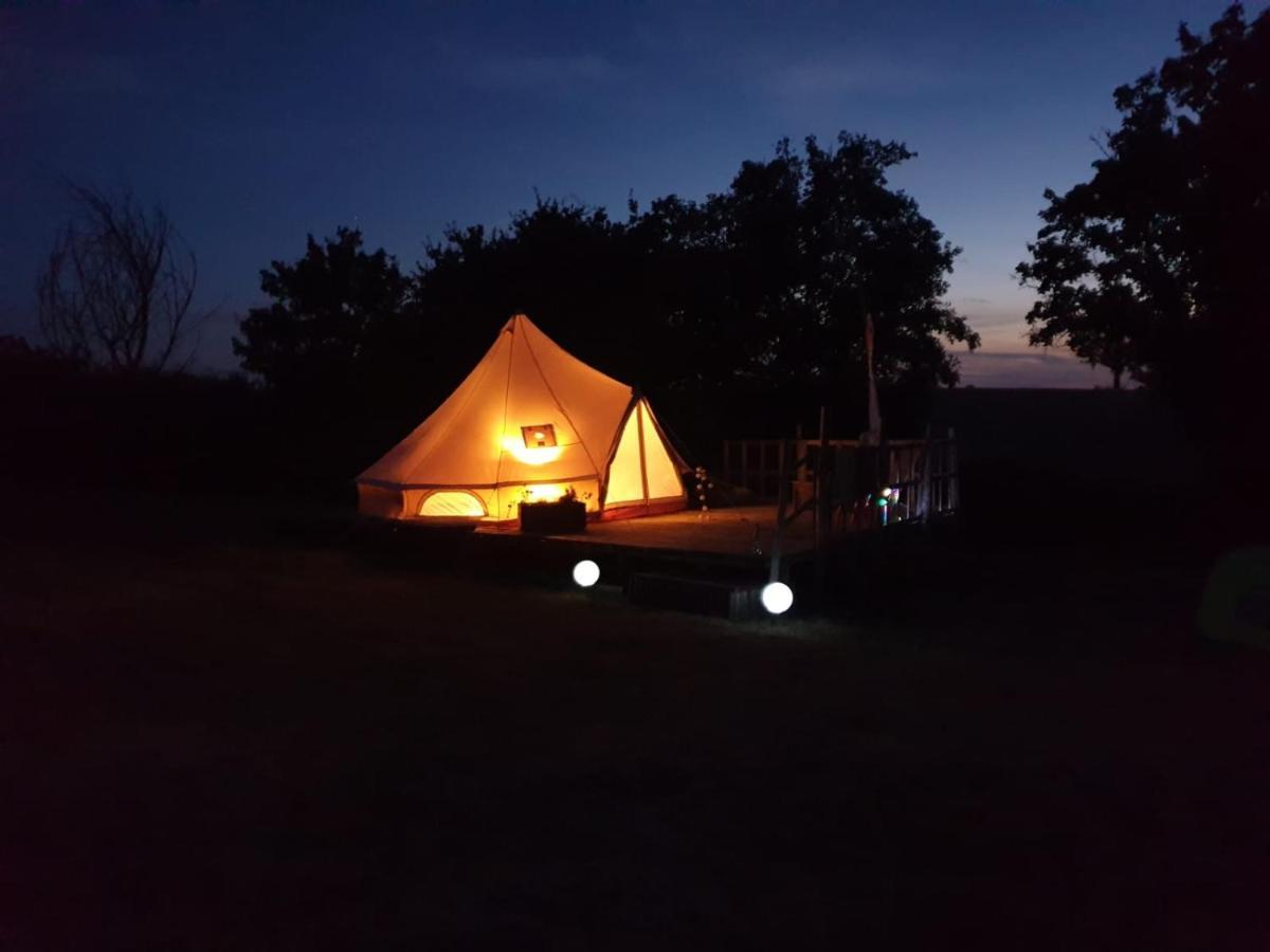 Camping La Petite Houmee Curzay-sur-Vonne Ngoại thất bức ảnh